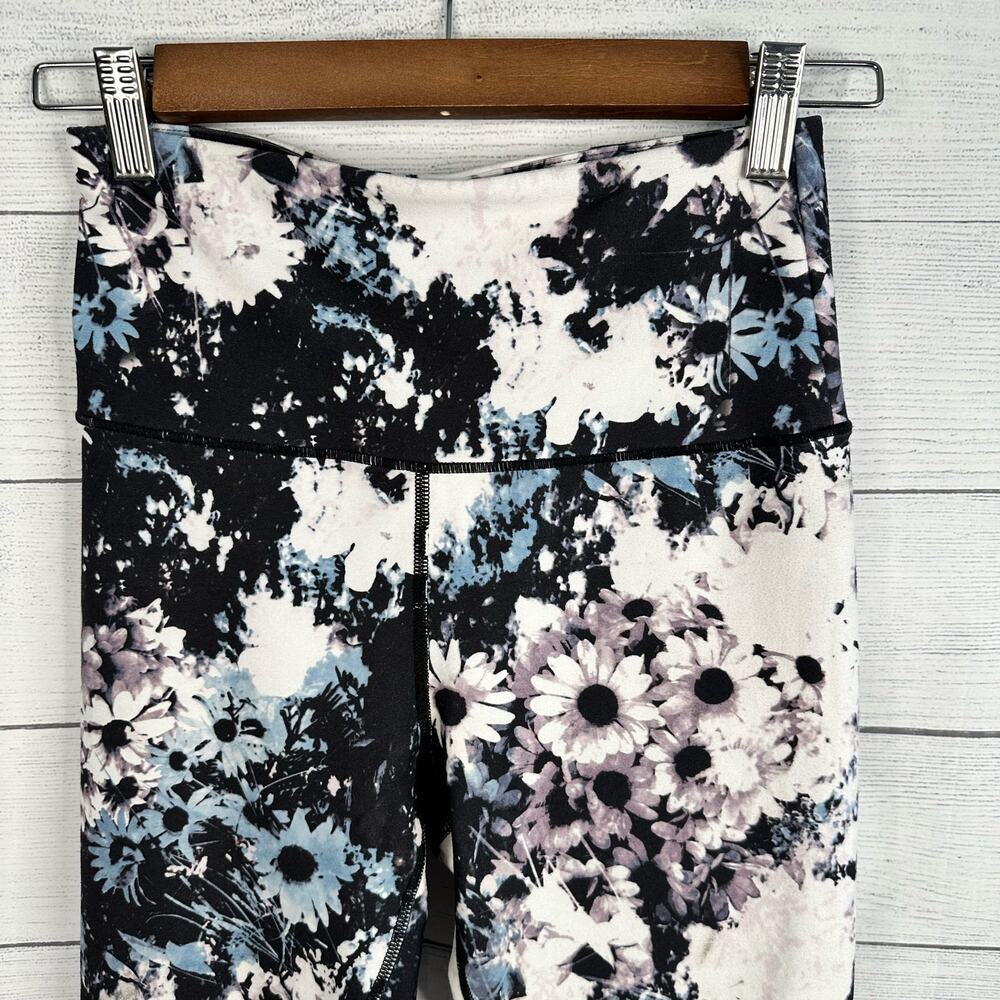 Balance Collection Womens size Small Eclipse Printed Capri Floral Leggings - Picture 3 of 9